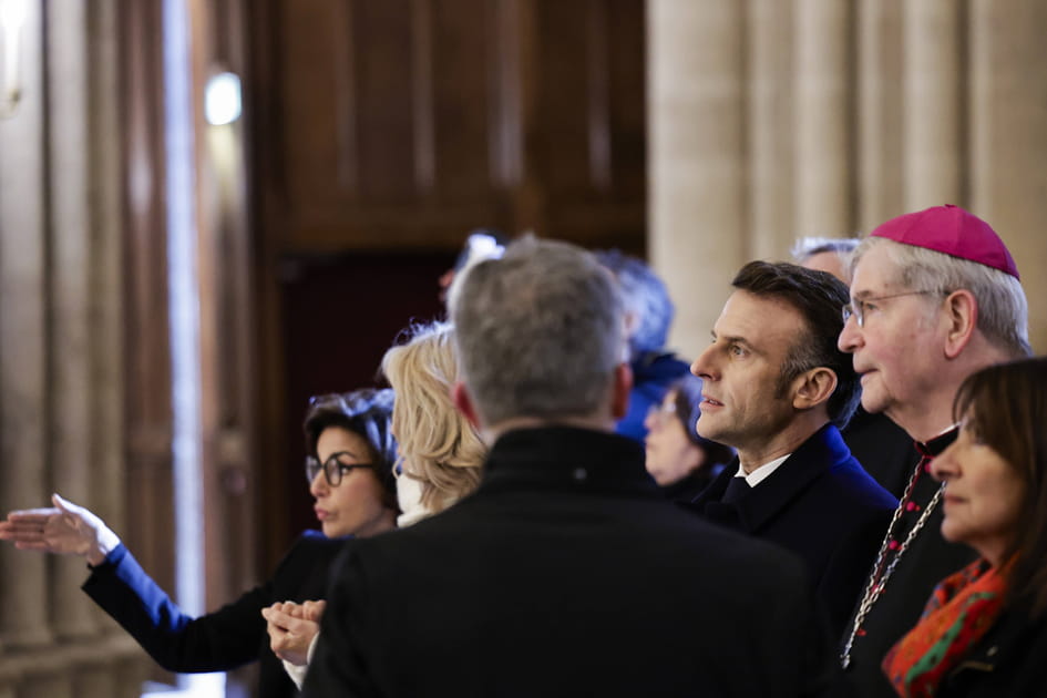 Emmanuel Macron &agrave; Notre-Dame de Paris en pr&eacute;sence de la ministre de la Culture