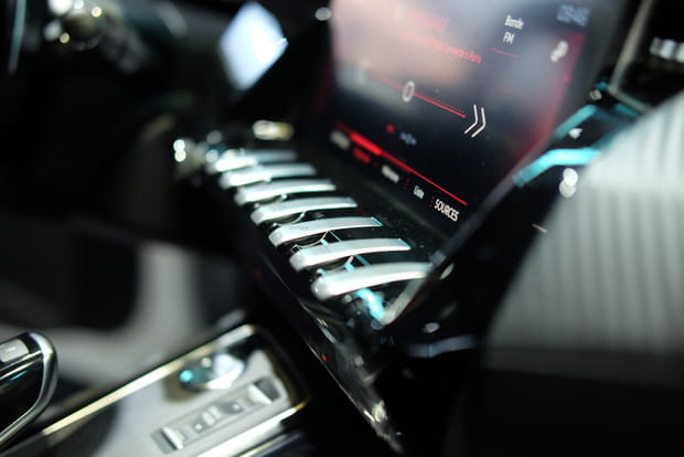 Les touches piano sont présentes