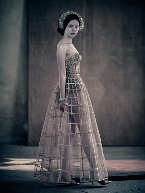 Mia Goth, majestueuse dans le Calendrier Pirelli 2020