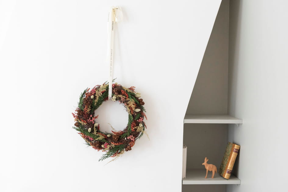 Une couronne de No&euml;l avec diff&eacute;rentes branches