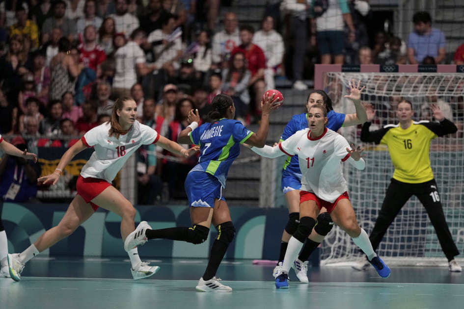 Premier match de hand f&eacute;minin