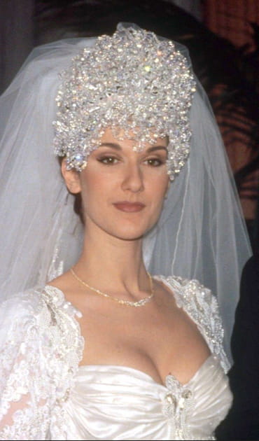 Elle a port&eacute; une coiffe de mari&eacute;e orn&eacute;e de 2&nbsp;000&nbsp;cristaux