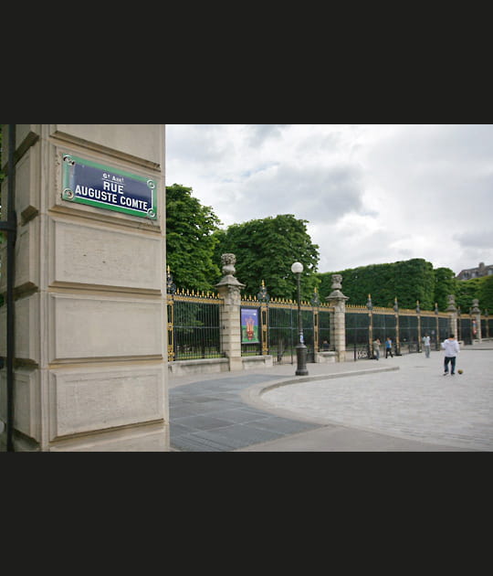 Les grilles dor&eacute;es