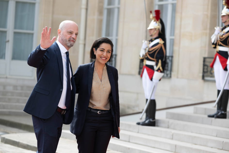 Jean-Michel Blanquer accompagn&eacute; sur le perron