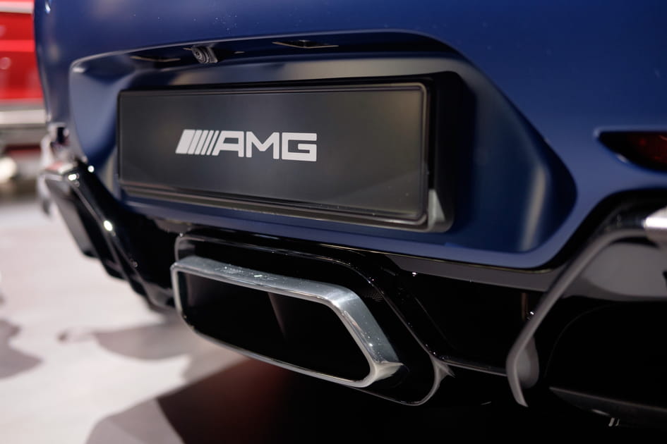 Zoom sur l'&eacute;norme sortie d'&eacute;chappement de l'AMG GT R Roadster