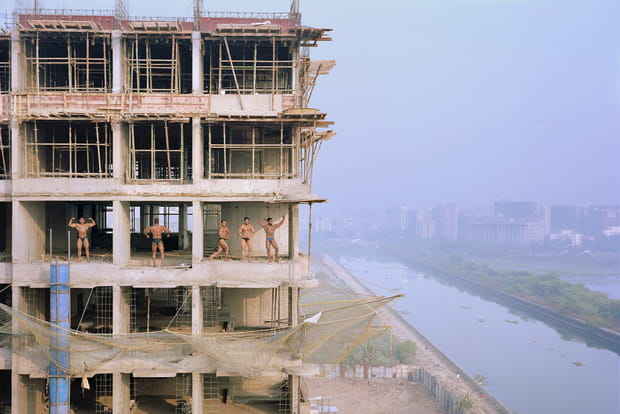 Bodybuilders dans un immeuble en construction à Mumbai