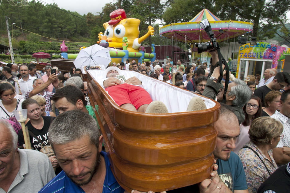 Apr&egrave;s neuf jours de festivit&eacute;s, le recueillement