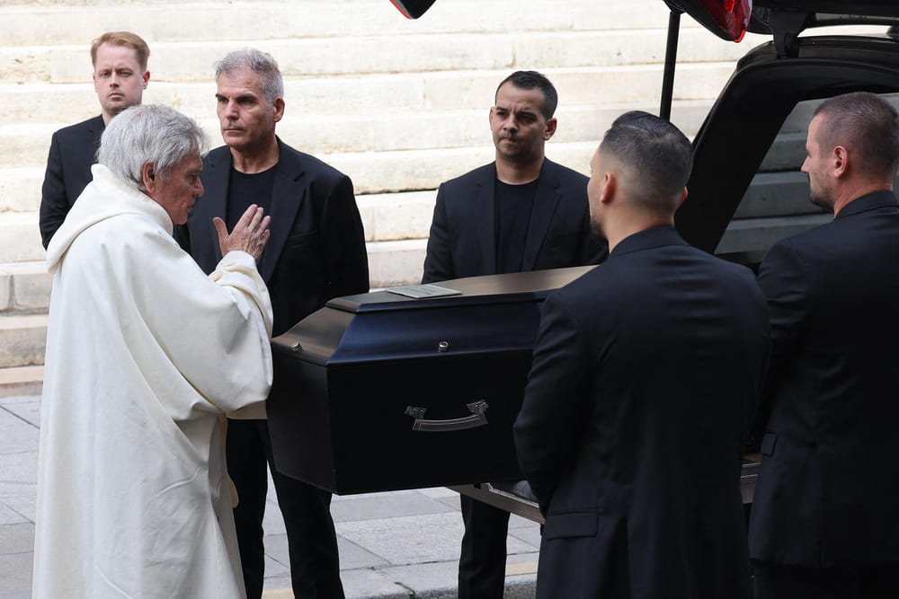 Enterrement de Thierry Ardisson : aux obsèques, une foule de stars et un  discours malicieux d'Audrey Crespo-Mara
