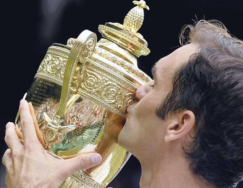 30&nbsp;photos qui montrent que Roger Federer &eacute;tait un immense champion&nbsp;: Ultime troph&eacute;e &agrave; Wimbledon