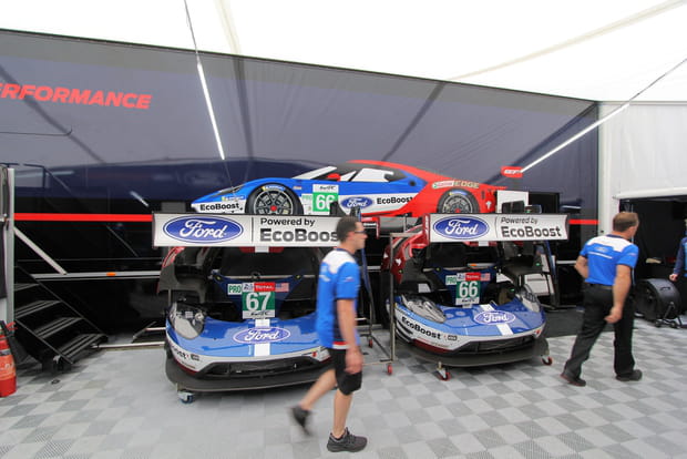 Capot en stocks dans le stand