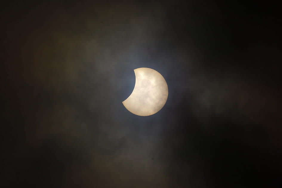 Vue de l'&eacute;clipse partielle du soleil &agrave; Quito en Equateur