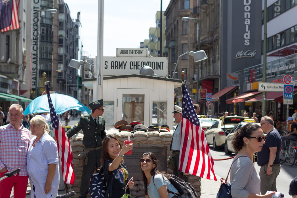 Faire un arr&ecirc;t photo au Checkpoint Charlie