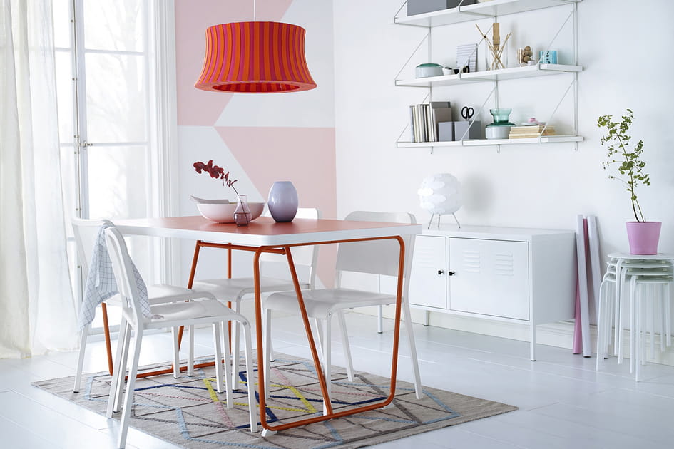 Une table de couleur
