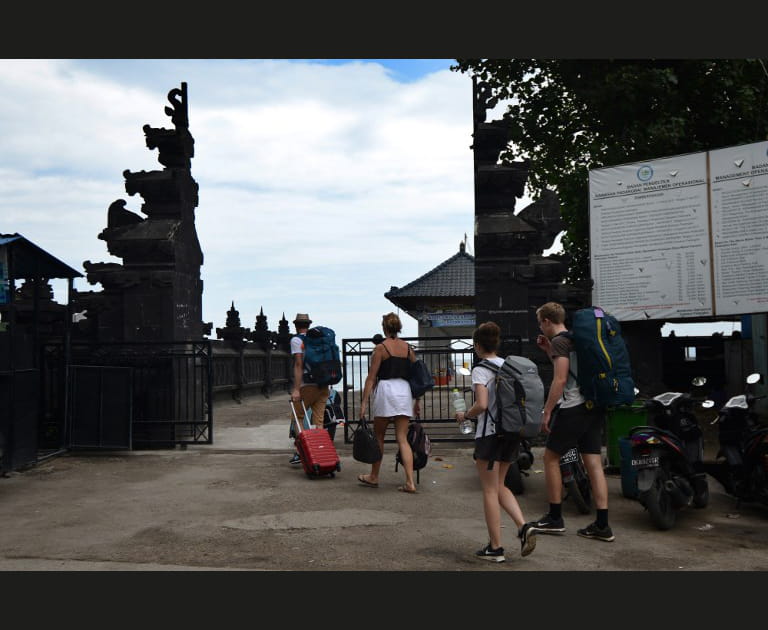 Les touristes quittent l'&icirc;le de Bali