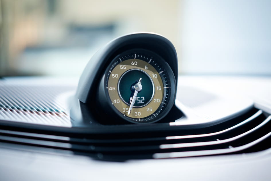 Un chronom&egrave;tre analogique &agrave; bord de la Taycan
