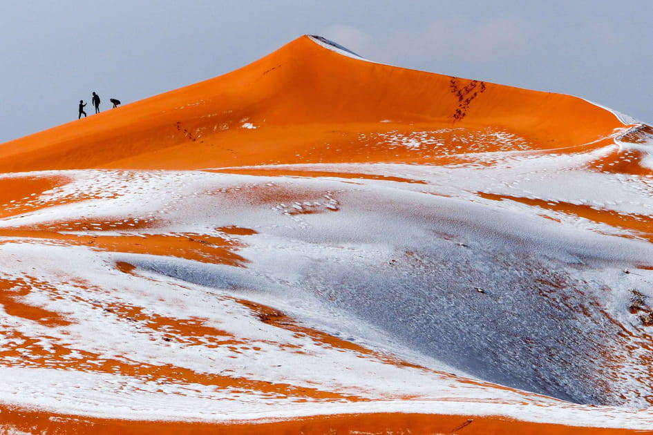 Des touristes au sommet des dunes du Sahara
