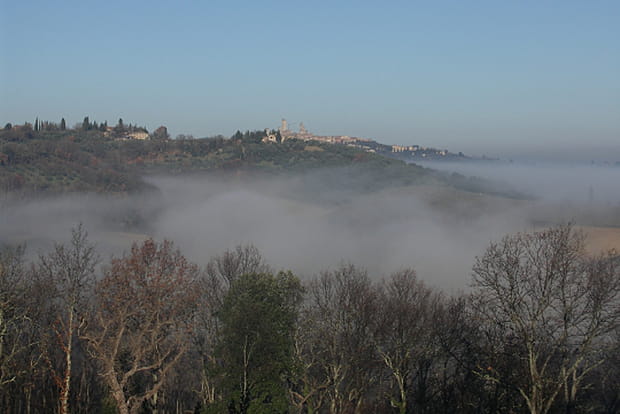 Brouillard au pied des tours de San Gimignano
