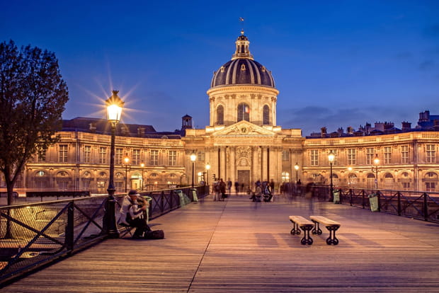 Le pont des Arts, lieu de rendez-vous des amoureux parisiens
