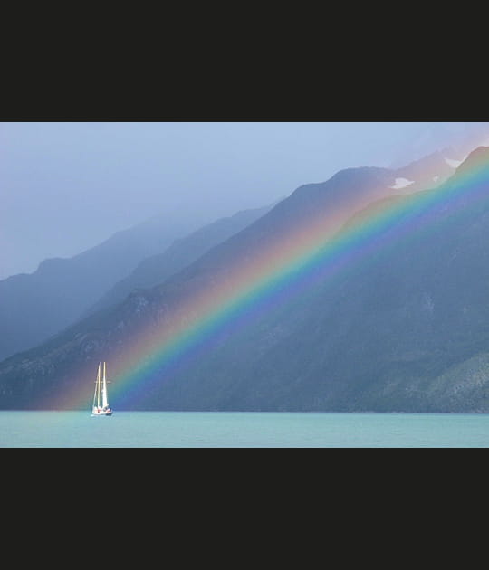 Rencontre entre un arc-en-ciel et un voilier
