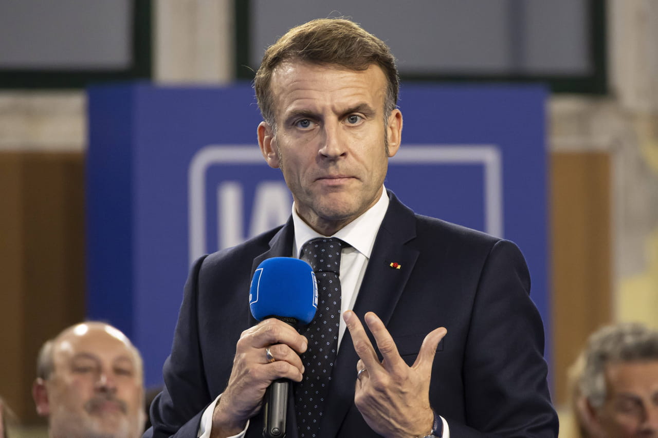 "Nous aurions tort d'être faibles" : Emmanuel Macron fixe "trois réponses" à la menace russe