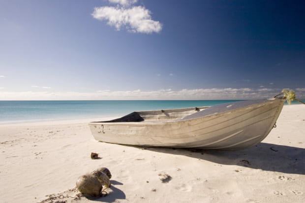 Barque sur une plage d'Ouvéa