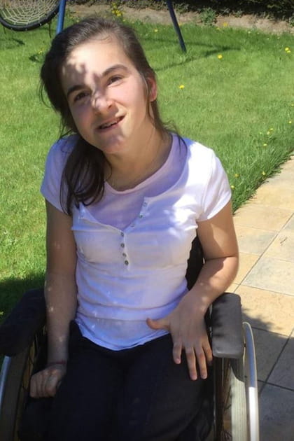 Handicap&eacute;e, elle &eacute;crit avec son pied