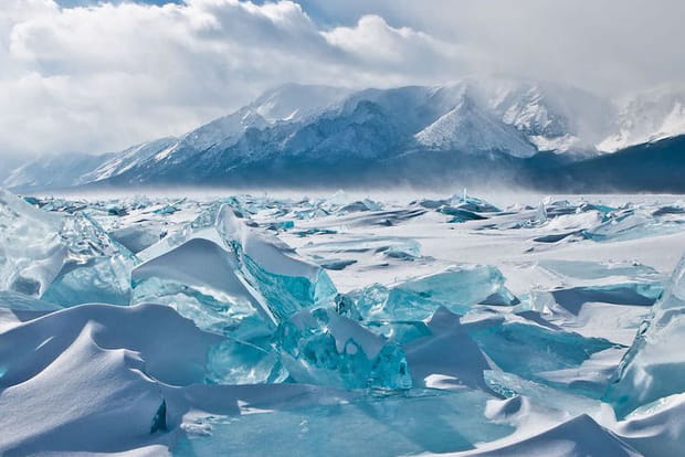 Sublime glace turquoise au lac Baïkal