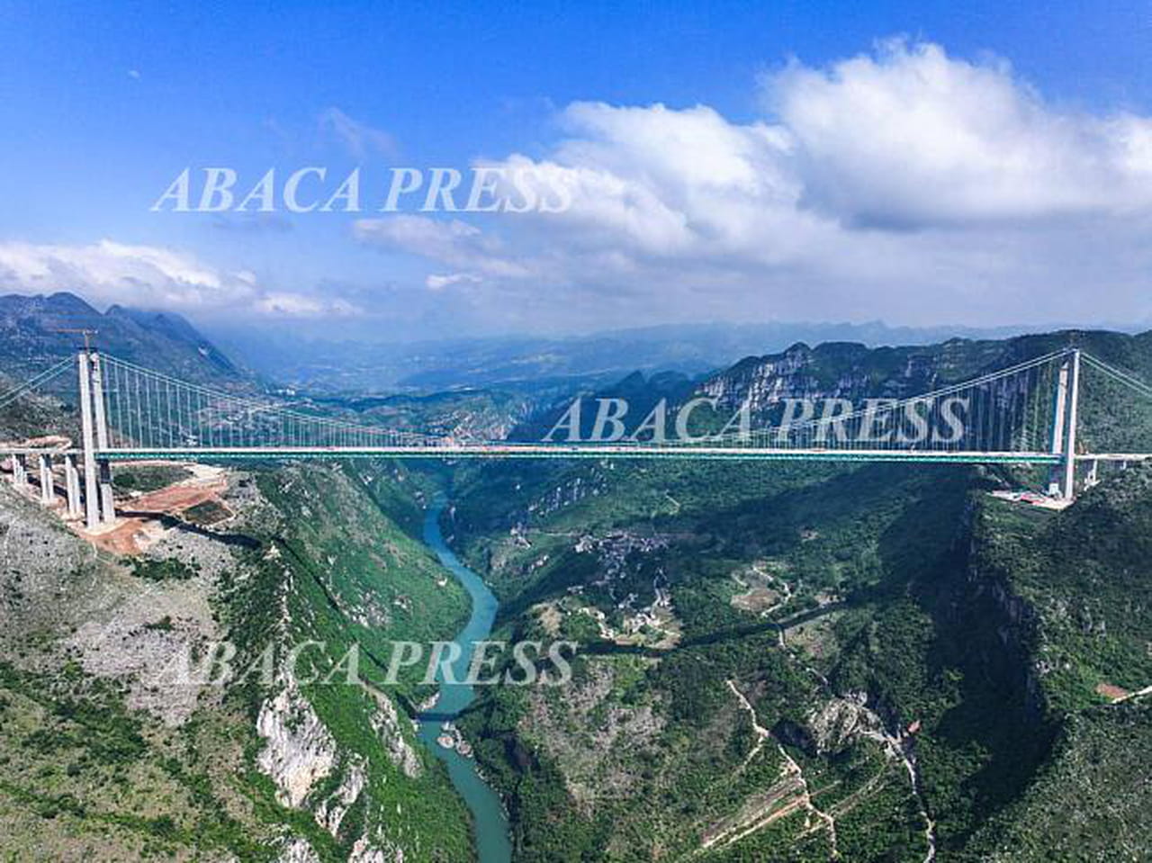 Ce pays coupe une montagne en deux... pour construire le plus haut pont du monde !