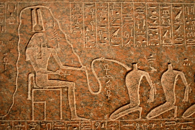 Des bas-reliefs en l'honneur des pharaons