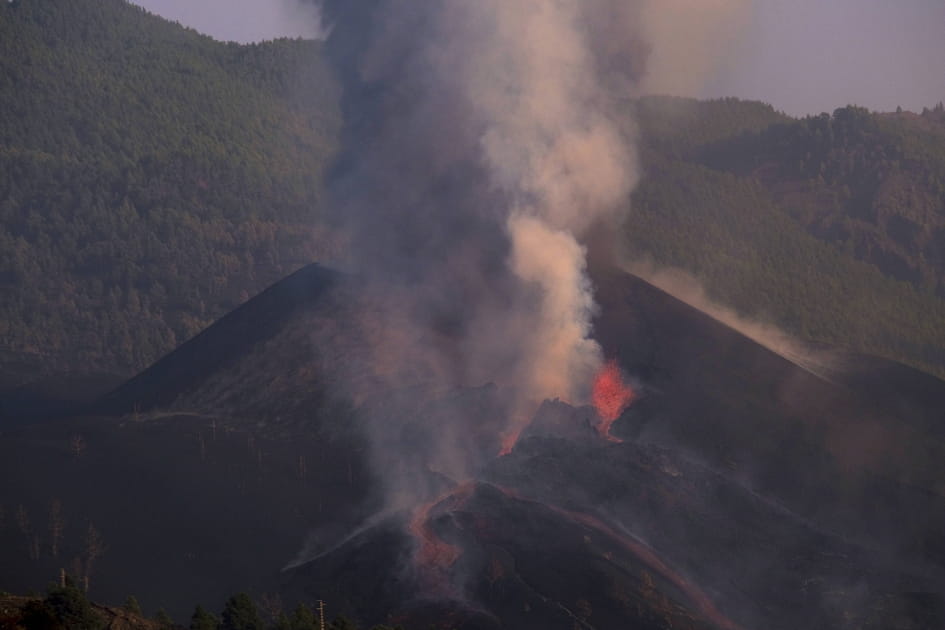 La lave s'&eacute;coule du volcan