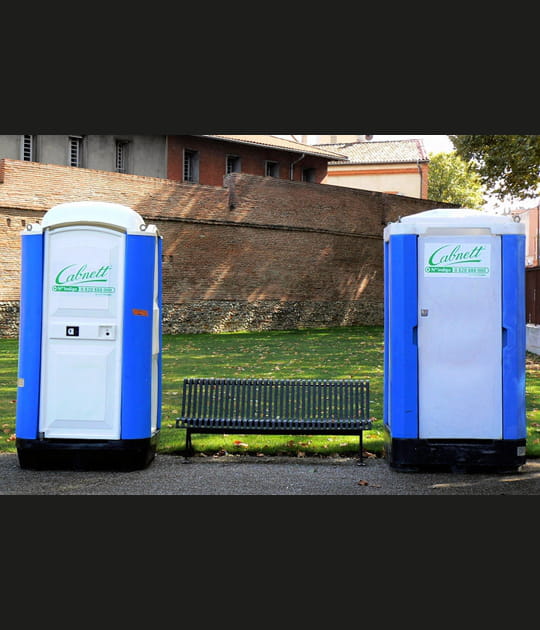 &quot;Banc&quot; d'attente pour les toilettes