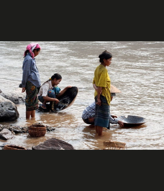 Des orpailleuses de Luang Prabang