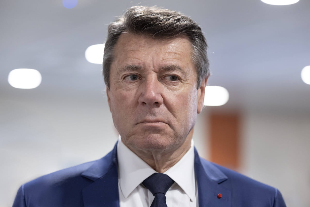 "Je vais t'en coller une" : Estrosi menace un célèbre ex-ministre, les insultes ont fusé