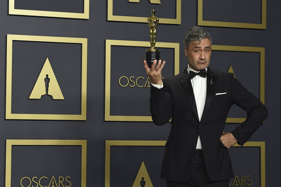 Taika Waititi pose avec son Oscar