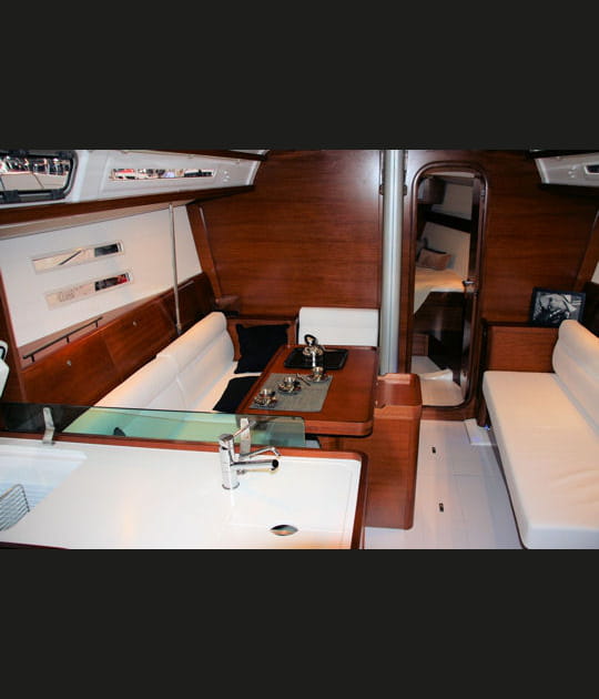 Dufour 40&nbsp;E&nbsp;: un d&eacute;cor bois&eacute; et soign&eacute;