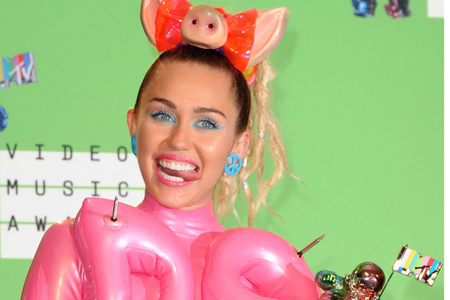 Miley Cyrus et son public totalement nus : un concert possible en France ?