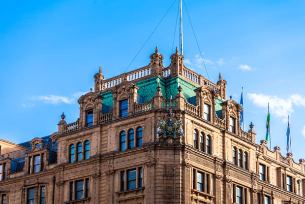 Faire du lèche-vitrine chez Harrods, l'incontournable à Londres en cas de pluie