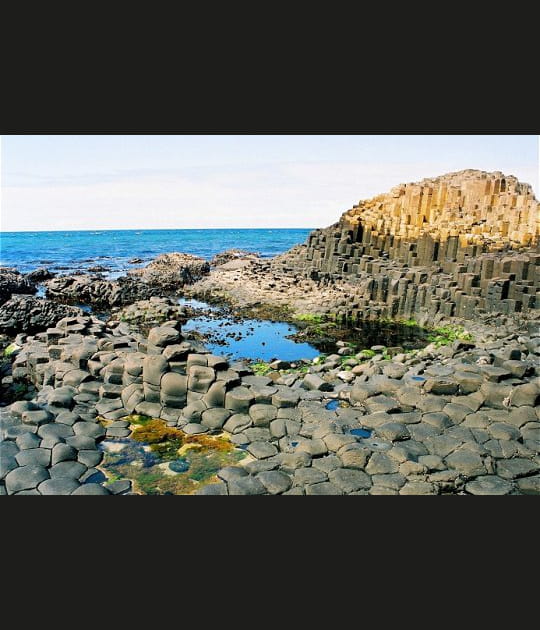 Des marches qui descendent dans la mer