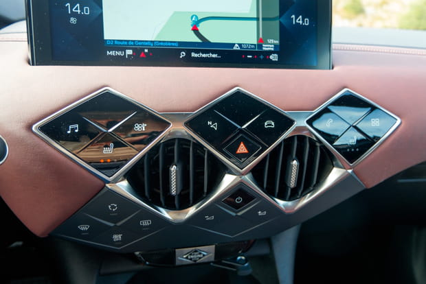 Des touches sensitives en forme de losanges sur la planche de bord