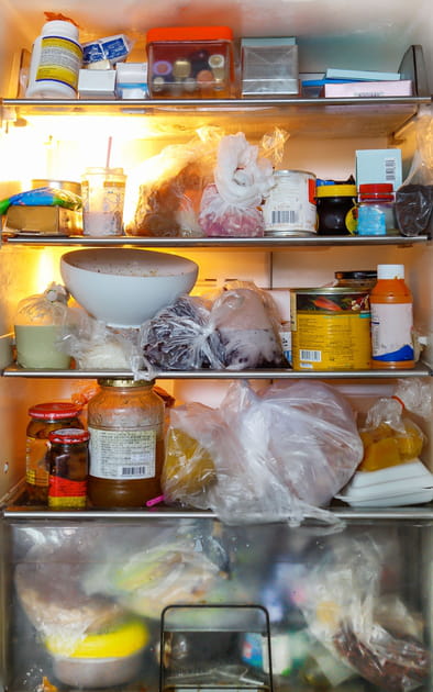 Faire le tri des aliments p&eacute;rim&eacute;s