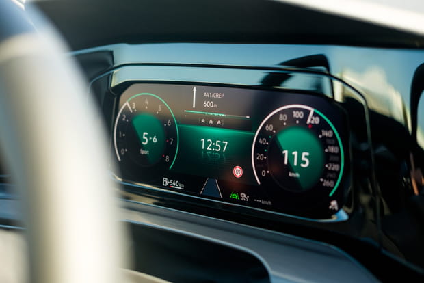 Zoom sur le combiné d'instrumentation de la Golf 8