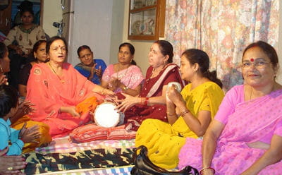 ambiance de fête à kanpur en inde dans la famille d'une future mariée