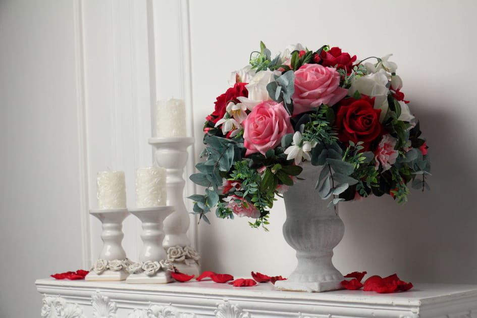Orner la chemin&eacute;e avec des fleurs