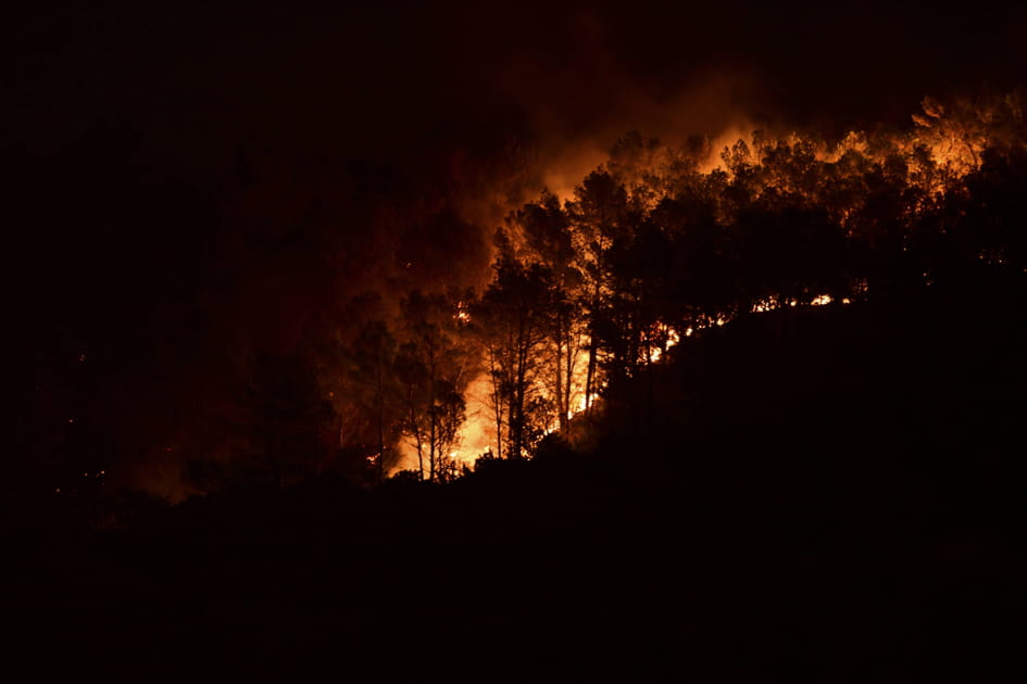 Le contraste du feu et de la nuit noire