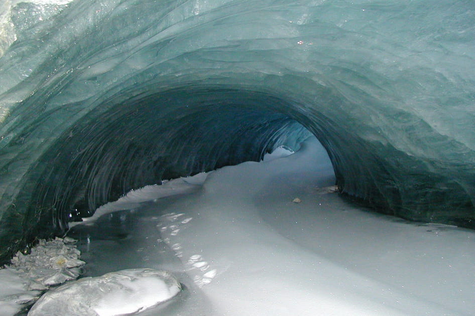 Une grotte dans la glace