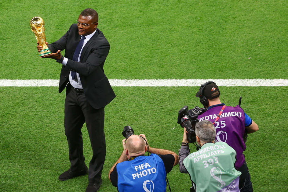 Marcel Desailly pr&eacute;sente le troph&eacute;e
