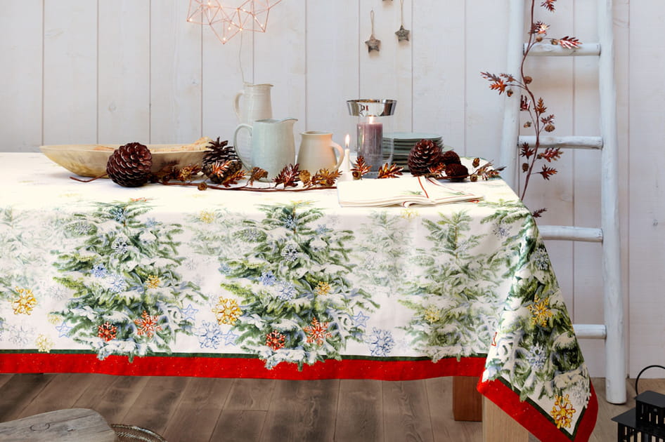 Une table avec imprim&eacute; de sapins