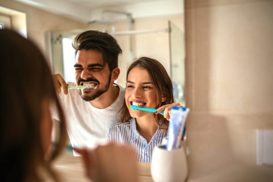 Trop peu de gens le font, pourtant cette étape du brossage des dents réduirait le risque d'AVC