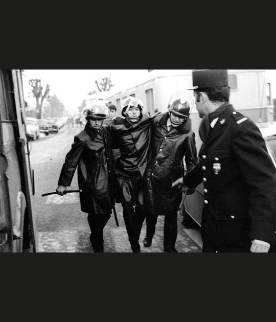 Pr&egrave;s de 2000 policiers bless&eacute;s