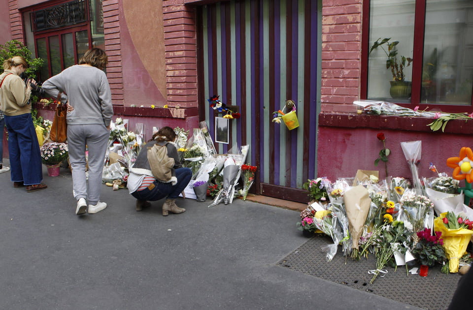 L'hommage devant son domicile parisien